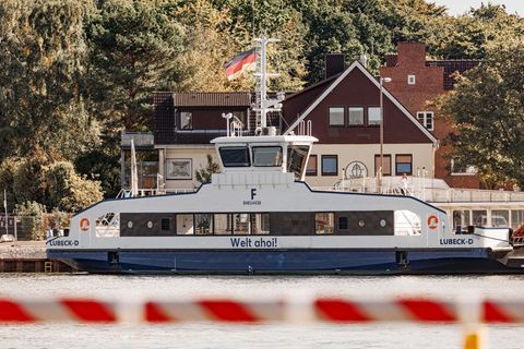 Die Hybridfähre in Lübeck ist ein Fall im Schwarzbuch des Bundes der Steuerzahler. Foto: Markus Scholz/dpa