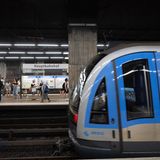 Baustellen-Info-Zugangsweg  In München wird die U-Bahn der Linie 5 vom Laimer Platz nach Pasing verlängert. Kritik übt der Steuerzahlerbund an einem kuriosen Randaspekt. Um die Bürger über den Fortgang der Arbeiten zu unterrichten, ließ die Stadt ein Infocenter neben der Baustelle errichten – und allein der 26 Meter lange und drei Meter breite Zugangsweg dorthin kostete rund 150.000 Euro. Die Stadt rechtfertigt die Kosten damit, dass Weg und Infocenter mindestens zehn Jahre halten sollen – so ein U-Bahn-Ausbau dauert eben