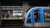Baustellen-Info-Zugangsweg  In München wird die U-Bahn der Linie 5 vom Laimer Platz nach Pasing verlängert. Kritik übt der Steuerzahlerbund an einem kuriosen Randaspekt. Um die Bürger über den Fortgang der Arbeiten zu unterrichten, ließ die Stadt ein Infocenter neben der Baustelle errichten – und allein der 26 Meter lange und drei Meter breite Zugangsweg dorthin kostete rund 150.000 Euro. Die Stadt rechtfertigt die Kosten damit, dass Weg und Infocenter mindestens zehn Jahre halten sollen – so ein U-Bahn-Ausbau dauert eben