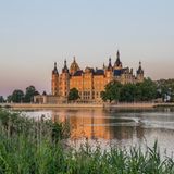 Schöne Wandkalender  Ostseebrücken, Schweriner Schloss und die berühmte Seenplatte: Mecklenburg-Vorpommern hat einige sehr schöne Ecken. Diese ließen Landtag und Staatskanzlei mit einem offiziellen Wandkalender ins Licht rücken. Rund 140.000 Euro kosteten Produktion und Versand der 11.700 Wandkalender. Ob man sich das leisten sollte, während an anderer Stelle streng gespart wird? "Der Wandkalender ist eines der ältesten Werbemittel für Mecklenburg-Vorpommern und hat sich als solches bewährt", erklärte der Landtag dem Steuerzahlerbund