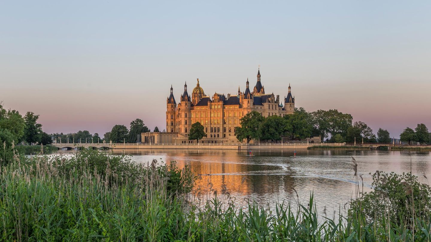 Schöne Wandkalender  Ostseebrücken, Schweriner Schloss und die berühmte Seenplatte: Mecklenburg-Vorpommern hat einige sehr schöne Ecken. Diese ließen Landtag und Staatskanzlei mit einem offiziellen Wandkalender ins Licht rücken. Rund 140.000 Euro kosteten Produktion und Versand der 11.700 Wandkalender. Ob man sich das leisten sollte, während an anderer Stelle streng gespart wird? "Der Wandkalender ist eines der ältesten Werbemittel für Mecklenburg-Vorpommern und hat sich als solches bewährt", erklärte der Landtag dem Steuerzahlerbund