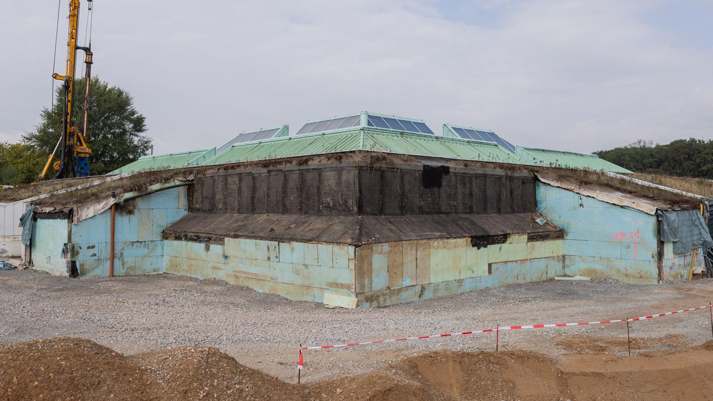 Pyramidenbau in Monheim  In Monheim am Rhein sprudeln die Steuereinnahmen zwar nicht mehr wie früher, doch die Stadt leistet sich weiter teure Prestigeprojekte. Die vom Künstler Heinz Mack gestaltete "Mack-Pyramide" lässt die Stadt für stolze 50 Millionen Euro sanieren und spektakulär erweitern: Eine umgekehrte Pyramide soll nochmal obendrauf gesetzt werden, verkehrte Welt am Rhein. Und ein teurer Rechtsstreit droht auch noch, weil der am Ursprungsbau beteiligte Architekt mit der Erweiterung nicht einverstanden ist