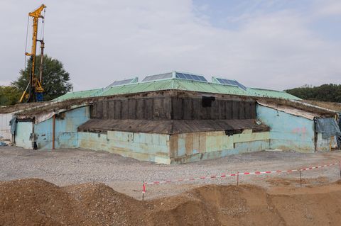 Pyramidenbau in Monheim  In Monheim am Rhein sprudeln die Steuereinnahmen zwar nicht mehr wie früher, doch die Stadt leistet sich weiter teure Prestigeprojekte. Die vom Künstler Heinz Mack gestaltete "Mack-Pyramide" lässt die Stadt für stolze 50 Millionen Euro sanieren und spektakulär erweitern: Eine umgekehrte Pyramide soll nochmal obendrauf gesetzt werden, verkehrte Welt am Rhein. Und ein teurer Rechtsstreit droht auch noch, weil der am Ursprungsbau beteiligte Architekt mit der Erweiterung nicht einverstanden ist