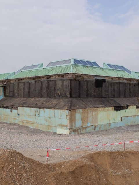 Pyramidenbau in Monheim  In Monheim am Rhein sprudeln die Steuereinnahmen zwar nicht mehr wie früher, doch die Stadt leistet sich weiter teure Prestigeprojekte. Die vom Künstler Heinz Mack gestaltete "Mack-Pyramide" lässt die Stadt für stolze 50 Millionen Euro sanieren und spektakulär erweitern: Eine umgekehrte Pyramide soll nochmal obendrauf gesetzt werden, verkehrte Welt am Rhein. Und ein teurer Rechtsstreit droht auch noch, weil der am Ursprungsbau beteiligte Architekt mit der Erweiterung nicht einverstanden ist