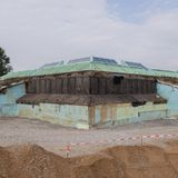 Pyramidenbau in Monheim  In Monheim am Rhein sprudeln die Steuereinnahmen zwar nicht mehr wie früher, doch die Stadt leistet sich weiter teure Prestigeprojekte. Die vom Künstler Heinz Mack gestaltete "Mack-Pyramide" lässt die Stadt für stolze 50 Millionen Euro sanieren und spektakulär erweitern: Eine umgekehrte Pyramide soll nochmal obendrauf gesetzt werden, verkehrte Welt am Rhein. Und ein teurer Rechtsstreit droht auch noch, weil der am Ursprungsbau beteiligte Architekt mit der Erweiterung nicht einverstanden ist