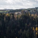 Fußgängerbrücken übers Tal  Im Naturpark Frankenwald möchte der Landkreis Hof zwei riesige Fußgänger-Seilbrücken für Touristen bauen. Doch im Laufe der Planungen wurden die Brücken immer länger und immer teurer. Die längere der beiden Brücken wird nun statt 700 Meter mehr als 1000 Meter lang, damit der Startpfeiler außerhalb des Naturschutzgebiets liegt. 2019 plante man mal mit 12 Millionen Euro, mittlerweile sind es 42 Millionen. Der Löwenanteil kommt vom Freistaat Bayern. 2027 soll der Bau starten