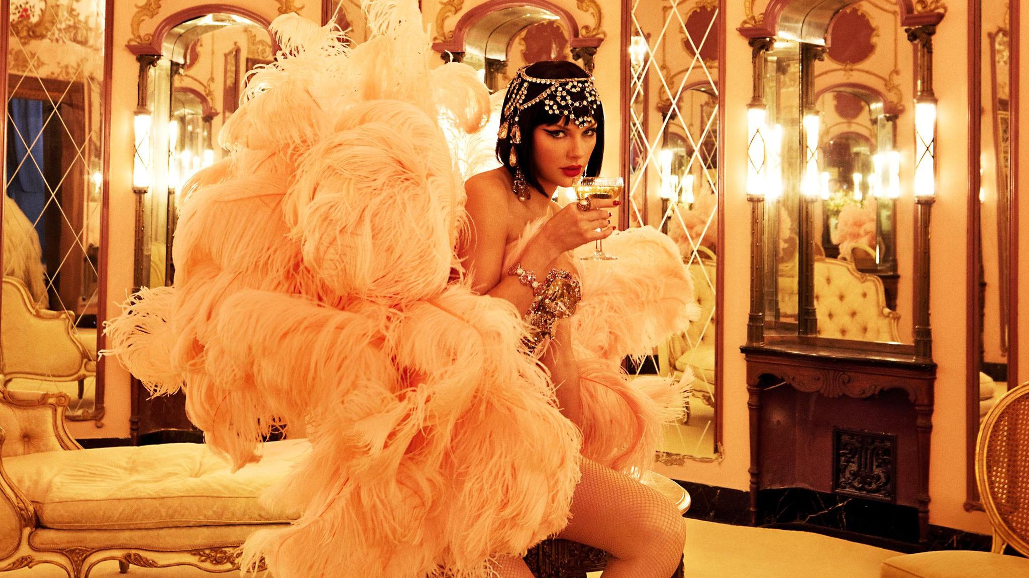 Als Showgirl prunkvoll verkleidet mit viel Flausch: Taylor Swift