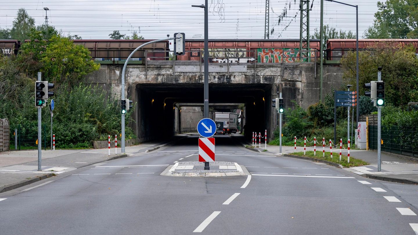 Die doppelte Ampel  In Rheda-Wiedenbrück kann man dieselbe Straße über zwei Ampeln überqueren, die nur 20 Meter voneinander entfernt aufgestellt sind. Der Grund? Ein neuer Radweg trifft wenige Meter entfernt von der alten Ampel (mit Verkehrsinsel, vorne im Bild) auf die Straße. Da die zuständigen Behörden es nicht hinbekamen, Radweg und vorhandene Ampel zu verbinden, wurde mit Steuergeldern einfach eine zweite errichtet. Kosten laut Steuerzahlerbund: einmalig 50.000 Euro plus 1000 bis 1500 Euro jährliche Folgekosten für die Bonus-Ampel