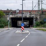 Die doppelte Ampel  In Rheda-Wiedenbrück kann man dieselbe Straße über zwei Ampeln überqueren, die nur 20 Meter voneinander entfernt aufgestellt sind. Der Grund? Ein neuer Radweg trifft wenige Meter entfernt von der alten Ampel (mit Verkehrsinsel, vorne im Bild) auf die Straße. Da die zuständigen Behörden es nicht hinbekamen, Radweg und vorhandene Ampel zu verbinden, wurde mit Steuergeldern einfach eine zweite errichtet. Kosten laut Steuerzahlerbund: einmalig 50.000 Euro plus 1000 bis 1500 Euro jährliche Folgekosten für die Bonus-Ampel