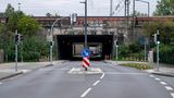 Die doppelte Ampel  In Rheda-Wiedenbrück kann man dieselbe Straße über zwei Ampeln überqueren, die nur 20 Meter voneinander entfernt aufgestellt sind. Der Grund? Ein neuer Radweg trifft wenige Meter entfernt von der alten Ampel (mit Verkehrsinsel, vorne im Bild) auf die Straße. Da die zuständigen Behörden es nicht hinbekamen, Radweg und vorhandene Ampel zu verbinden, wurde mit Steuergeldern einfach eine zweite errichtet. Kosten laut Steuerzahlerbund: einmalig 50.000 Euro plus 1000 bis 1500 Euro jährliche Folgekosten für die Bonus-Ampel
