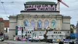 Augsburger Millionentheater  Das Augsburger Staatstheater ist Dauergast in den jährlichen Schwarzbüchern. Denn die Kosten für die Sanierung des denkmalgeschützten Gebäudes laufen immer mehr aus dem Ruder: 2016 plante die Stadt noch mit 186 Millionen Euro, mittlerweile sind es 417 Millionen. Und fertig ist das Projekt noch lange nicht: Zuletzt kündigte die Stadt dem zuständigen Architektenbüro und muss sich nun jemand neues suchen. Die Fertigstellung wird nicht vor 2030 erwartet