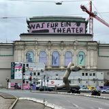 Augsburger Millionentheater  Das Augsburger Staatstheater ist Dauergast in den jährlichen Schwarzbüchern. Denn die Kosten für die Sanierung des denkmalgeschützten Gebäudes laufen immer mehr aus dem Ruder: 2016 plante die Stadt noch mit 186 Millionen Euro, mittlerweile sind es 417 Millionen. Und fertig ist das Projekt noch lange nicht: Zuletzt kündigte die Stadt dem zuständigen Architektenbüro und muss sich nun jemand neues suchen. Die Fertigstellung wird nicht vor 2030 erwartet