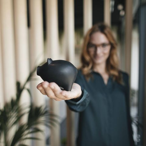 Altersvorsorge: Frau mit Spaarschwein