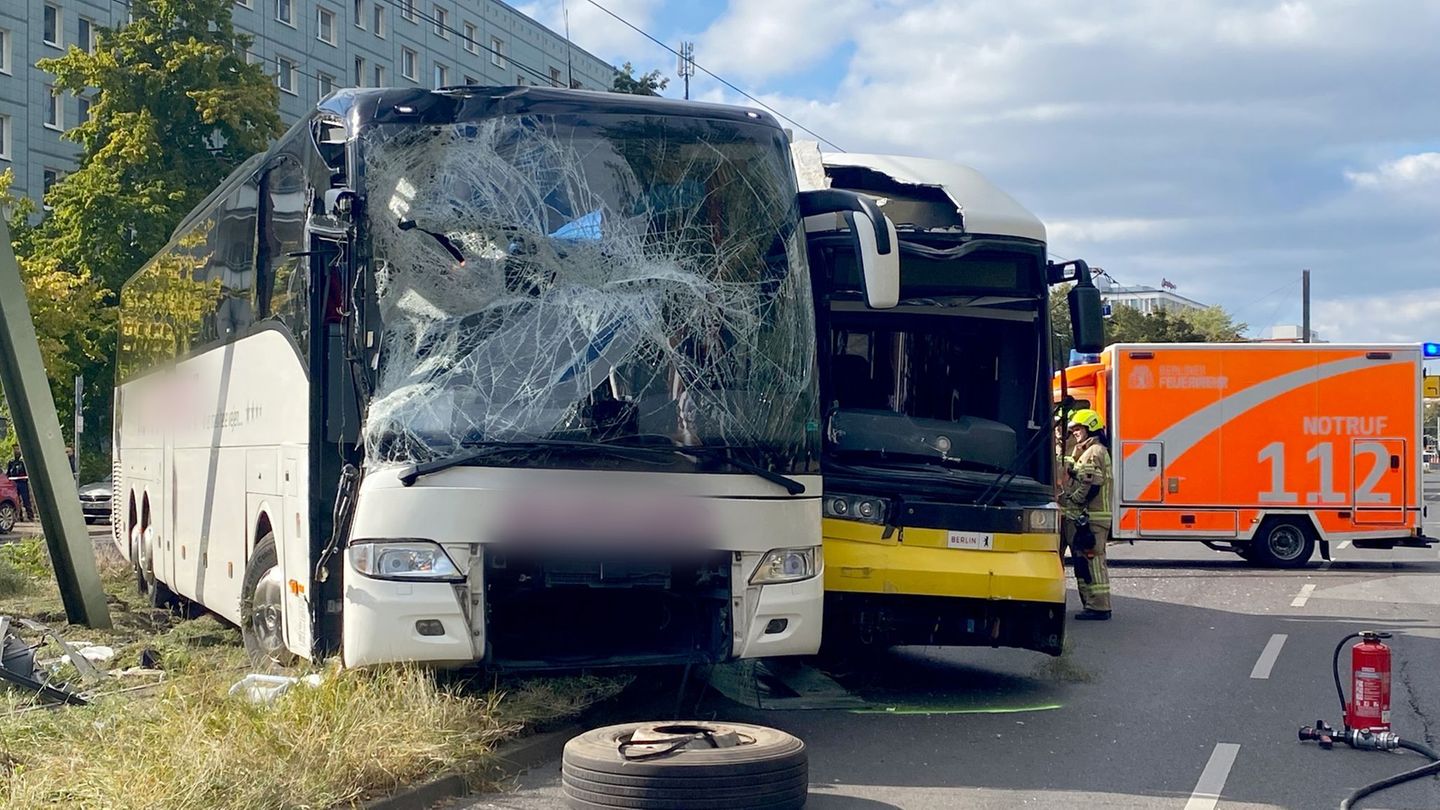 Ein Reisebus und eine Tram stoßen nahe dem Alexanderplatz zusammen. Foto: Torsten Holtz/dpa