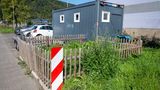 Verschlossener Rotlicht-Container  Die Stadt Trier hat am Straßenstrich im Gewerbegebiet einen Container aufgestellt, um den Prostituierten einen Rückzugsort mit Dach überm Kopf zu bieten. Die haben aber leider den Schlüssel nicht. Dieser müsste im Rathaus, Ordnungsamt oder Gesundheitsamt abgeholt werden, was laut Steuerzahlerbund noch nie geschehen ist. Seit mehr als zwei Jahren stehe der Container vollkommen ungenutzt herum – und kostet die Stadt 5600 Euro Miete im Jahr. 
