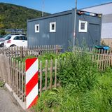 Verschlossener Rotlicht-Container  Die Stadt Trier hat am Straßenstrich im Gewerbegebiet einen Container aufgestellt, um den Prostituierten einen Rückzugsort mit Dach überm Kopf zu bieten. Die haben aber leider den Schlüssel nicht. Dieser müsste im Rathaus, Ordnungsamt oder Gesundheitsamt abgeholt werden, was laut Steuerzahlerbund noch nie geschehen ist. Seit mehr als zwei Jahren stehe der Container vollkommen ungenutzt herum – und kostet die Stadt 5600 Euro Miete im Jahr. 