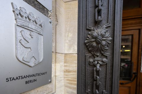 Die Frau soll ihren Ex-Partner im Juni in dessen Wohnung attackiert haben. (Archivbild) Foto: Monika Skolimowska/dpa