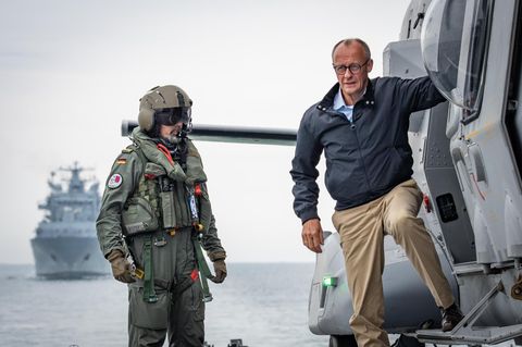 Bundeskanzler Friedrich Merz im August auf der Fregatte "Bayern" bei Warnemünde