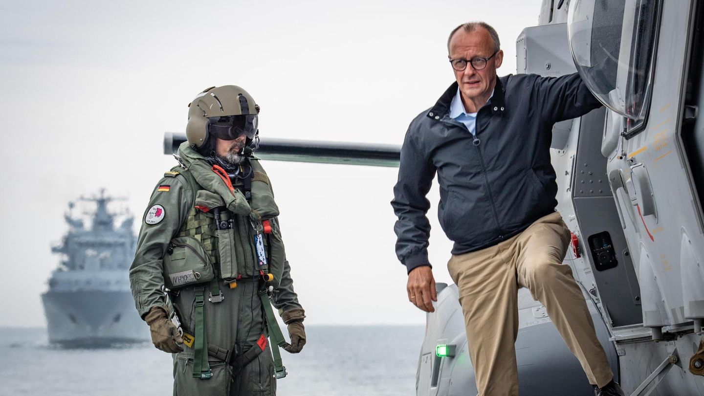 Bundeskanzler Friedrich Merz im August auf der Fregatte "Bayern" bei Warnemünde