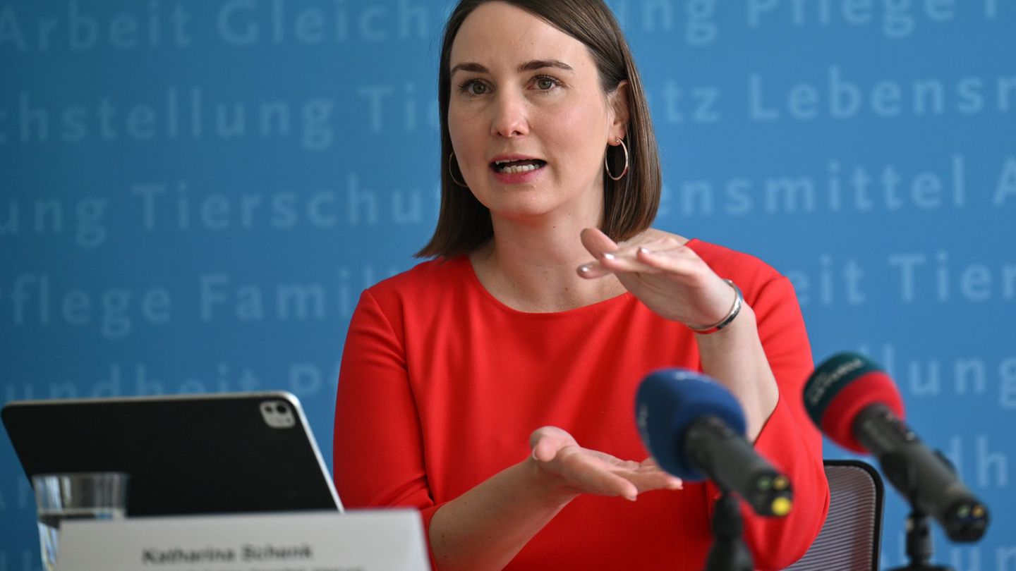 2,5 Prozent der Thüringer Betriebe wurden 2024 kontrolliert. Arbeitsministerin Katharina Schenk (SPD) sieht hier Nachholbedarf b