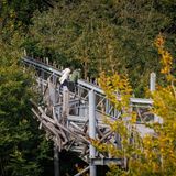 Teurer Baumwipfelpfad  Der Baumwipfelpfad in Bad Iburg wurde 2018 zur Bundesgartenschau gebaut. Schon die rund 5 Millionen Euro für die Errichtung hält der Steuerzahlerbund für seinerzeit rausgeschmissenes Geld. Seitdem sind weitere Verluste in Höhe von rund einer Million Euro aufgelaufen, weil zu wenige Besucher kamen und lange ein Pächter für das zugehörige Restaurant fehlte. Immerhin ein Pächter ist nun gefunden, sodass die verschuldete Stadt die Verluste begrenzen kann.