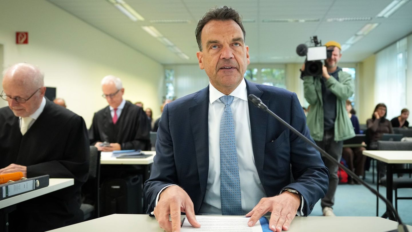 Der Immobilienunternehmer Christoph Gröner als Zeuge vor dem Verwaltungsgericht. Foto: Soeren Stache/dpa