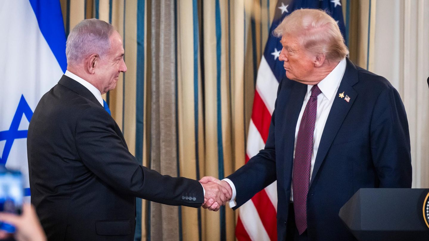 Trump schüttelt die Hand von Netanyahu