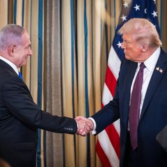 Trump schüttelt die Hand von Netanyahu