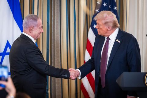 Trump schüttelt die Hand von Netanyahu