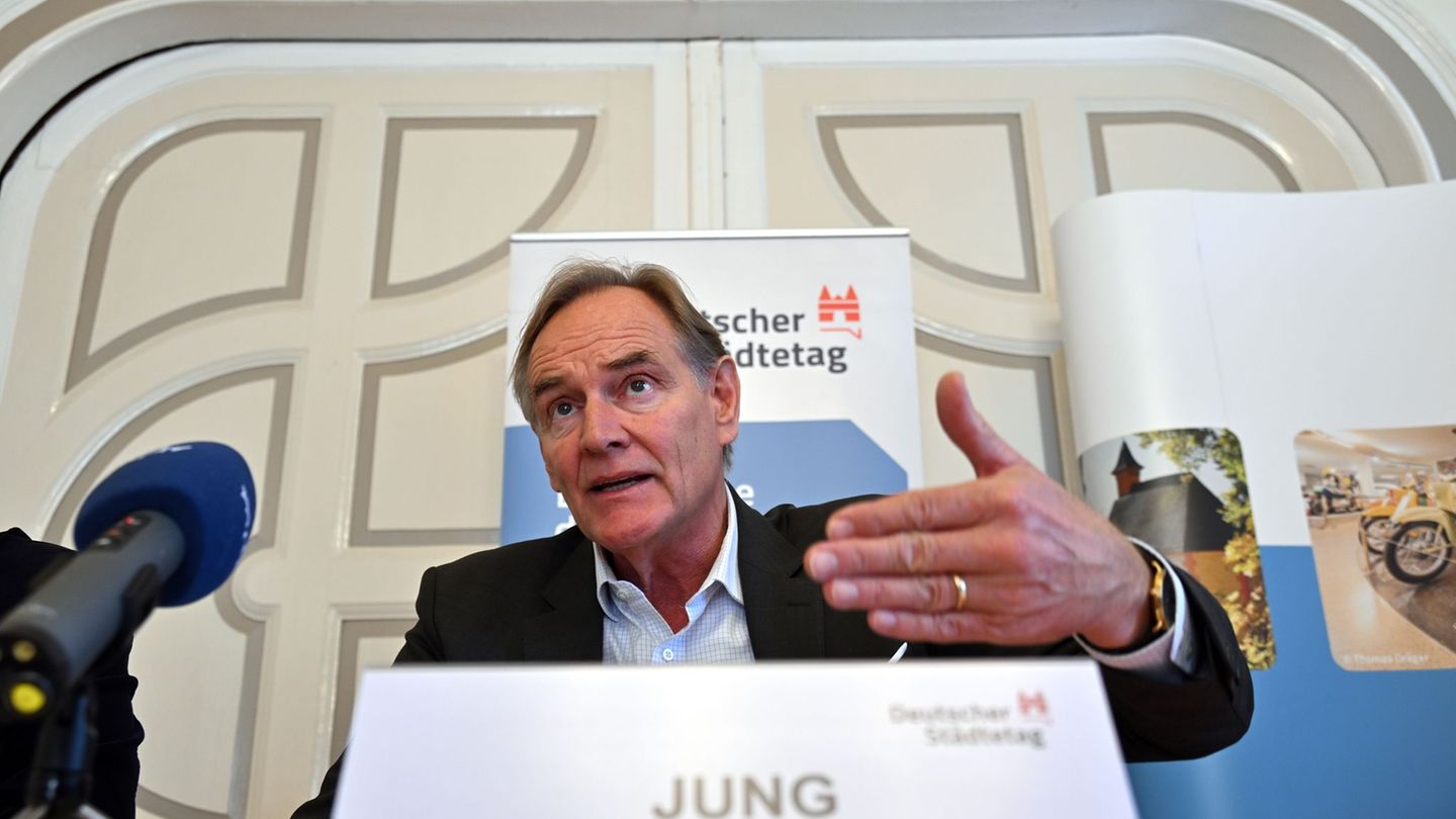 Das Finanzdefizit der Städte liegt laut Städtetagspräsident Burkhard Jung (SPD) auf Rekordniveau. Er fordert die schnelle Aussch
