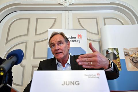 Das Finanzdefizit der Städte liegt laut Städtetagspräsident Burkhard Jung (SPD) auf Rekordniveau. Er fordert die schnelle Aussch