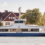 Pannen-Fähre in Lübeck  Rund fünf Millionen Euro hat die Fähre "Welt ahoi!" gekostet, die mit ökologischem Hybridantrieb eigentlich seit 2023 die Lübecker Stadtteile Travemünde und Priwall verbinden sollte. Doch das neue Schiff erwies sich als so störanfällig, dass es praktisch stillliegt. Ein Systemausfall bei einer Probefahrt sorgte gar für eine Kollision auf der Trave mit einer anderen Fähre