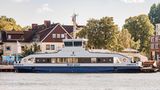 Pannen-Fähre in Lübeck  Rund fünf Millionen Euro hat die Fähre "Welt ahoi!" gekostet, die mit ökologischem Hybridantrieb eigentlich seit 2023 die Lübecker Stadtteile Travemünde und Priwall verbinden sollte. Doch das neue Schiff erwies sich als so störanfällig, dass es praktisch stillliegt. Ein Systemausfall bei einer Probefahrt sorgte gar für eine Kollision auf der Trave mit einer anderen Fähre
