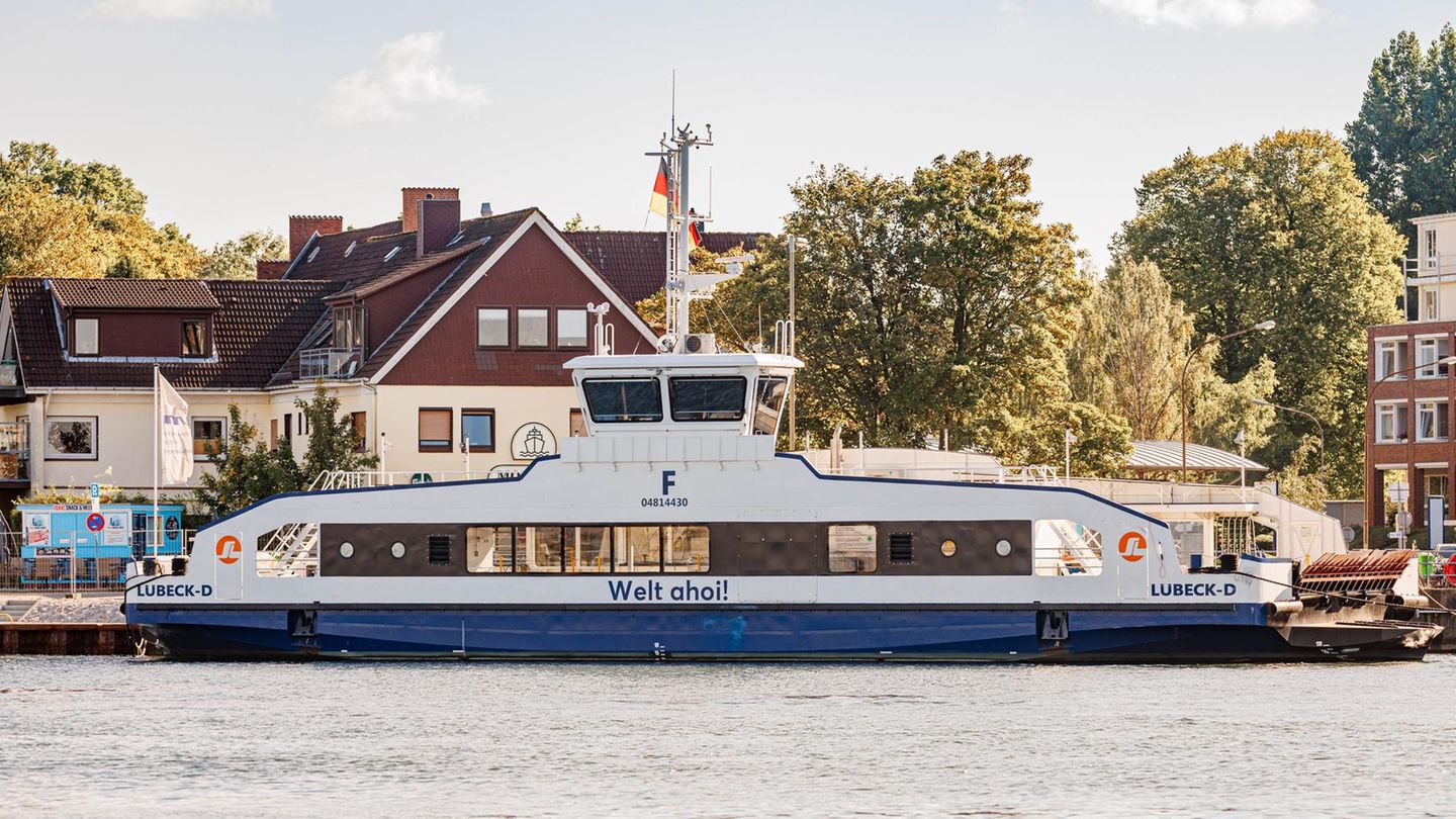 Pannen-Fähre in Lübeck  Rund fünf Millionen Euro hat die Fähre "Welt ahoi!" gekostet, die mit ökologischem Hybridantrieb eigentlich seit 2023 die Lübecker Stadtteile Travemünde und Priwall verbinden sollte. Doch das neue Schiff erwies sich als so störanfällig, dass es praktisch stillliegt. Ein Systemausfall bei einer Probefahrt sorgte gar für eine Kollision auf der Trave mit einer anderen Fähre