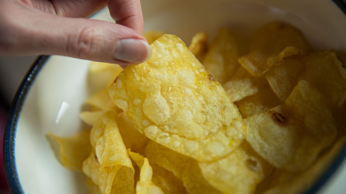 Chips gehören zu den beliebtesten Snacks bei Verbrauchern in Deutschland - manche essen sie auch im Bett. (Archivfoto) Foto: Dan