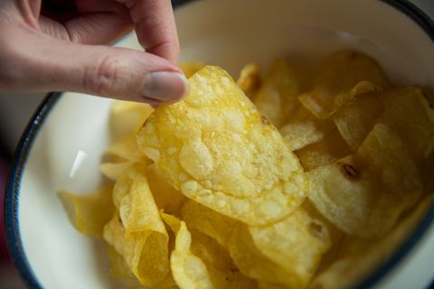 Chips gehören zu den beliebtesten Snacks bei Verbrauchern in Deutschland - manche essen sie auch im Bett. (Archivfoto) Foto: Dan