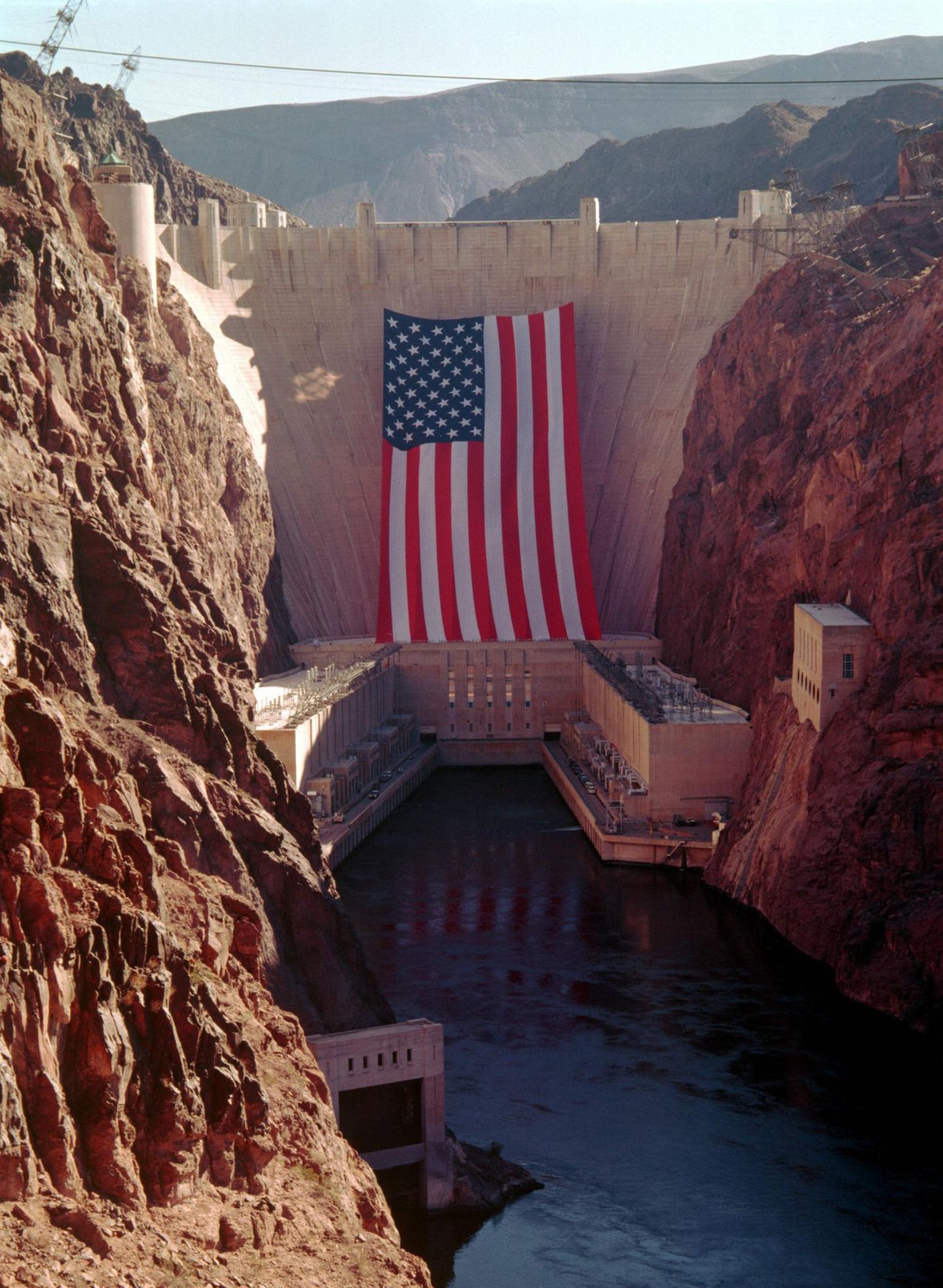 Eine große amerikanische Flagge ist am Hoover Damm befestigt