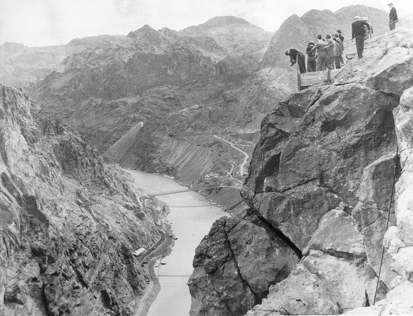 Aussichtsplattform am Canyon, Besuchende beobachten den Bau des Hoover-Damms