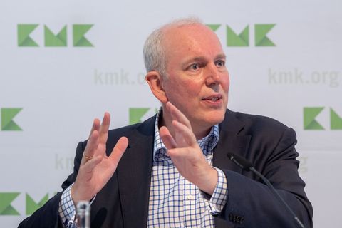 Der saarländische Wissenschaftsminister Jakob von Weizsäcker (SPD) erwartet von der Uni auch messbare Leistungssteigerungen. (Ar