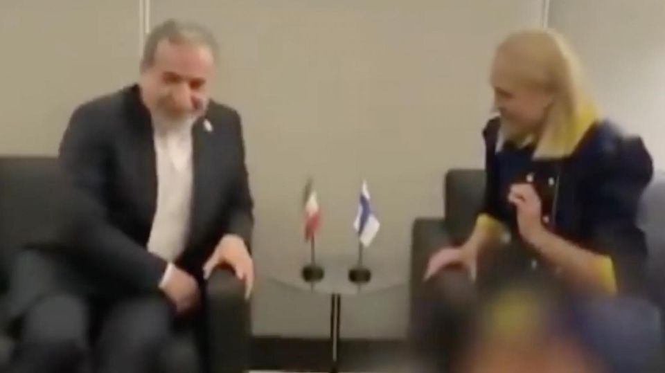 Verpixelte Beine bei einem politischen Treffen
