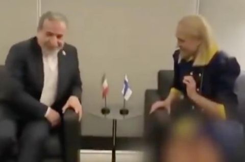 Verpixelte Beine bei einem politischen Treffen