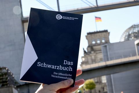 Im Schwarzbuch listet der Bund der Steuerzahler jedes Jahr Beispiele auf, wo aus seiner Sicht Steuergelder verschwendet wurden -