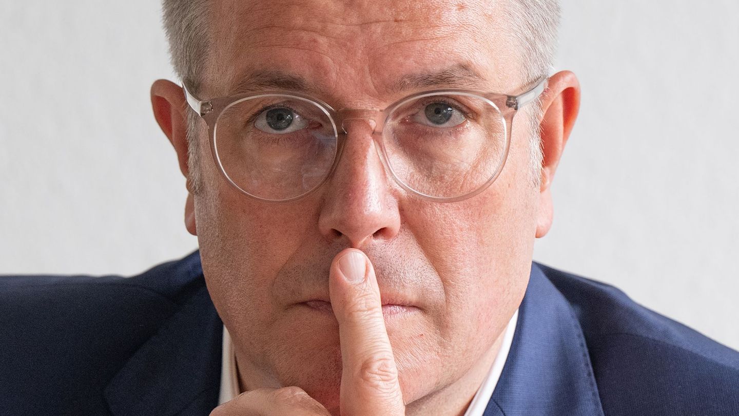 Ministerpräsident Alexander Schweitzer (SPD) hat auf seiner US-Reise extra Wein aus Kallstadt mitgenommen. Aus dem Dorf in der P