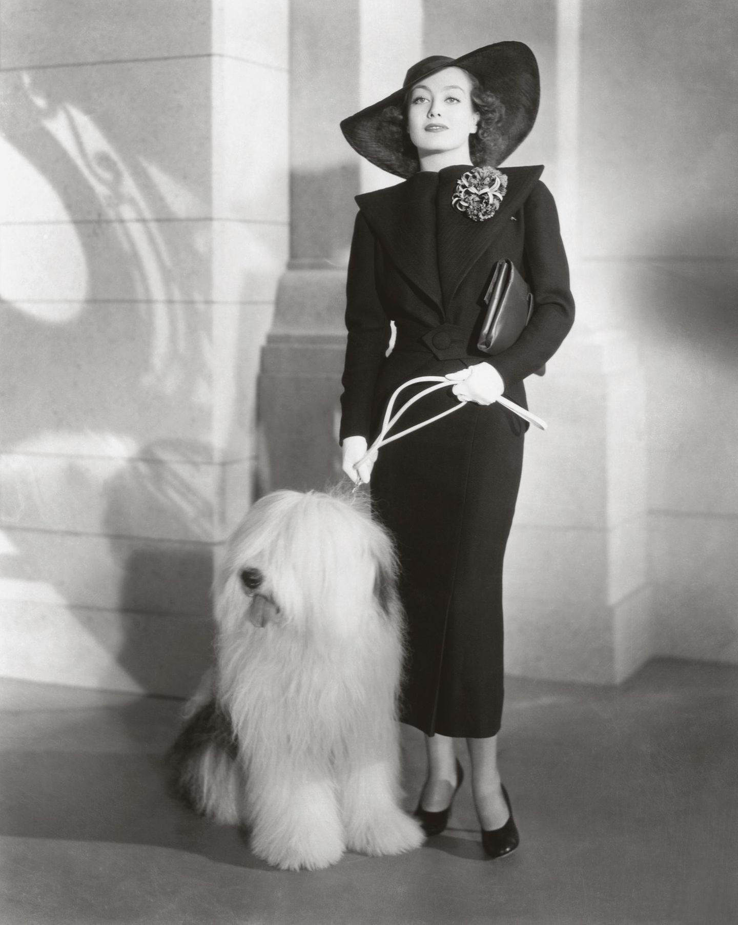 Joan Crawford mit einer Miriam-Haskell-Brosche, 1930er-Jahre