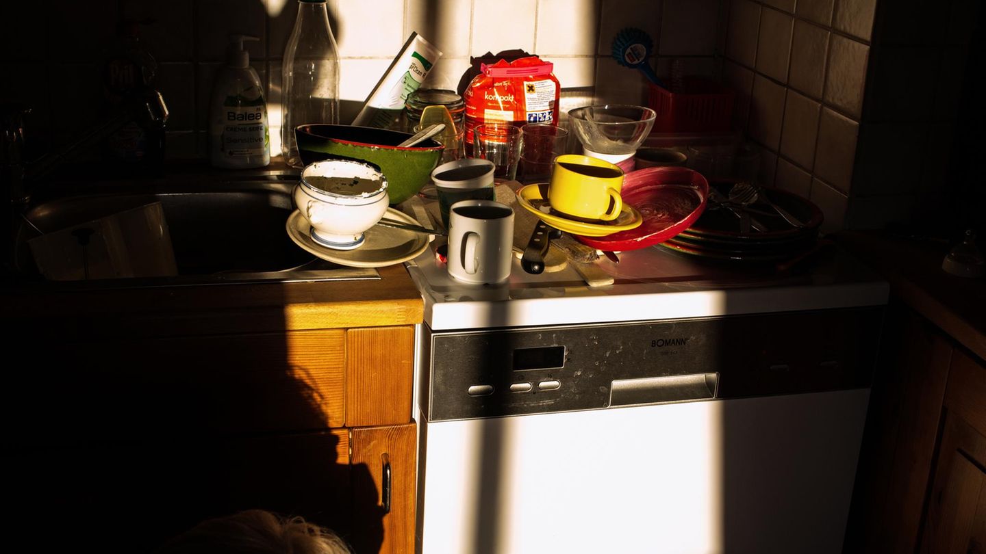 Eine chaotische Küche war für Doreen Steinitz viel mehr als nur das. In ihrem Messie-Chaos steckte ein System, das sie selbst erst nach Jahren begriff (Symbolbild)     