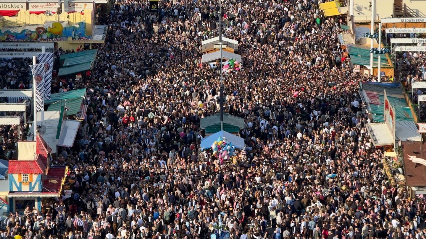 Menschenmassen auf den Wiesn beim Oktoberfest