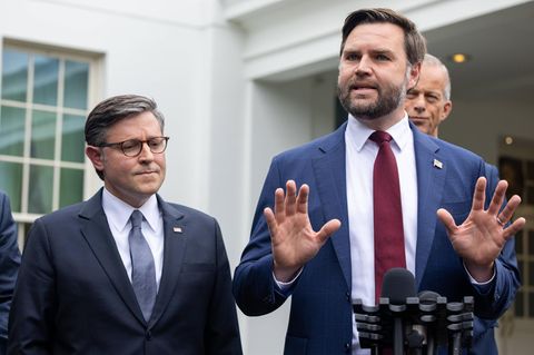 US-Vizepräsident JD Vance mit weiteren Politikern bei der Pressekonferenz zum Shutdown