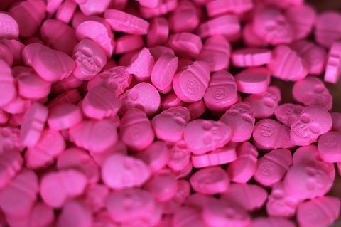 In der Bauchtasche eines mutmaßlichen Dealers hat die Polizei Ecstasy-Pillen gefunden. (Symbolbild) Foto: Oliver Berg/dpa
