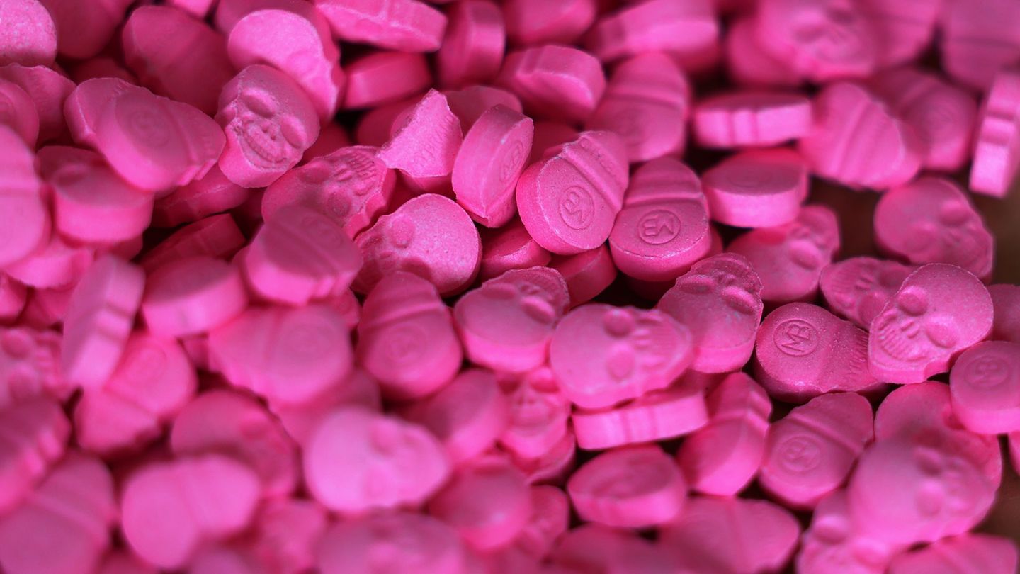 In der Bauchtasche eines mutmaßlichen Dealers hat die Polizei Ecstasy-Pillen gefunden. (Symbolbild) Foto: Oliver Berg/dpa