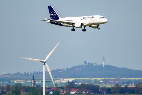Bündnis fordert Erhalt der Lufthansa-Flüge ab Leipzig/Halle und Dresden (Archivbild) Foto: Hendrik Schmidt/dpa